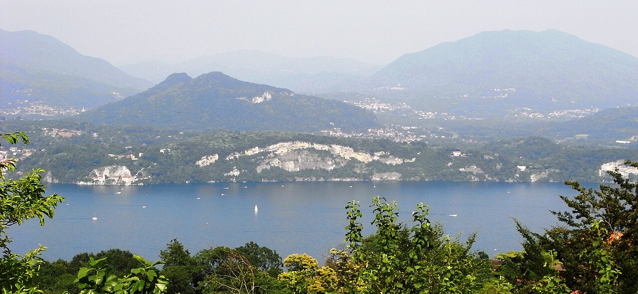 Durch Hangrutschungen geformtes Ufer des Lago Maggiore